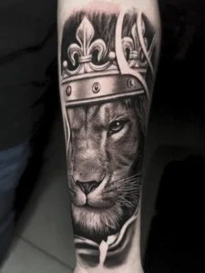 Realistic lion tattoo by Colombian tattoo artist Clayton Goethe