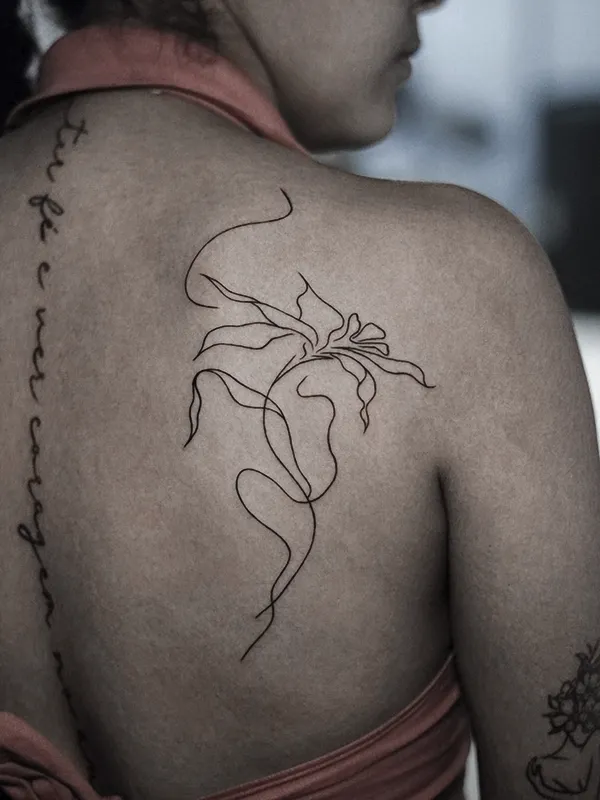 Flower tattoo on back done by Colombian tattoo artist Clayton Goethe